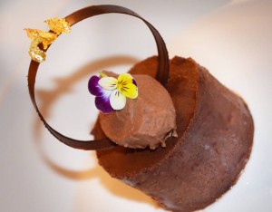 Mousse de Chocolate y Ganache de Chocolate con Hojuelas de oro Comestibles