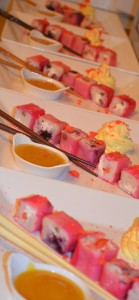 Postre Sushi con Mango Puré y Crema Batida con Petalos de Rosas