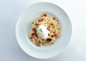 Spaghetti Carbonara con Huevo Escalfado