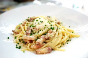 Spaghetti Carbonara con Huevo Escalfado
