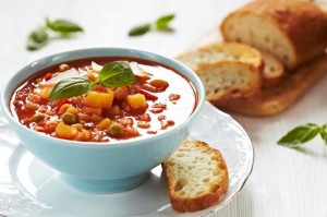 Sopa Minestrone de Verduras Estilo Toscano con Albahaca Fresca Chiffonade